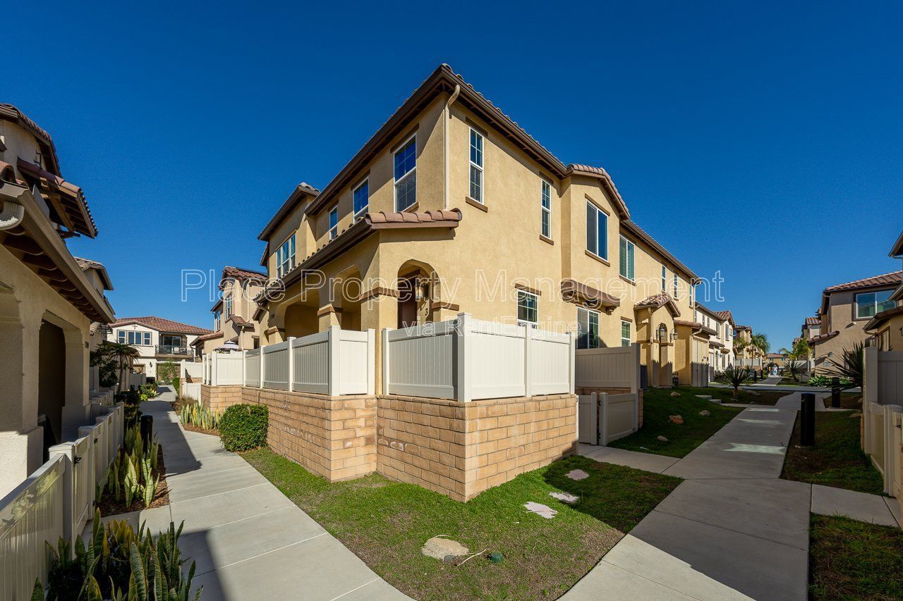 Modern 2 bedroom 2.5 bath Townhome plus a Loft & One-Car Garage...Move-in Ready! property image