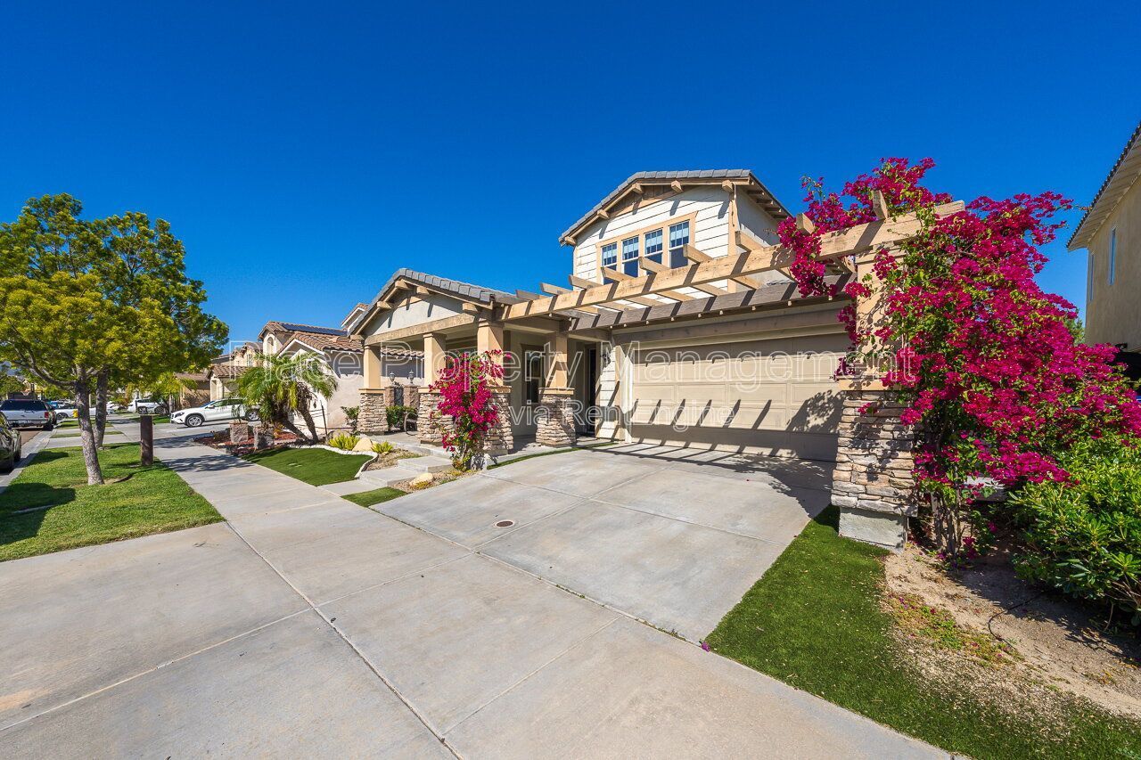 Spacious 5BR Home in Winding Walk with Mountain Views- Bottom floor bedroom property image