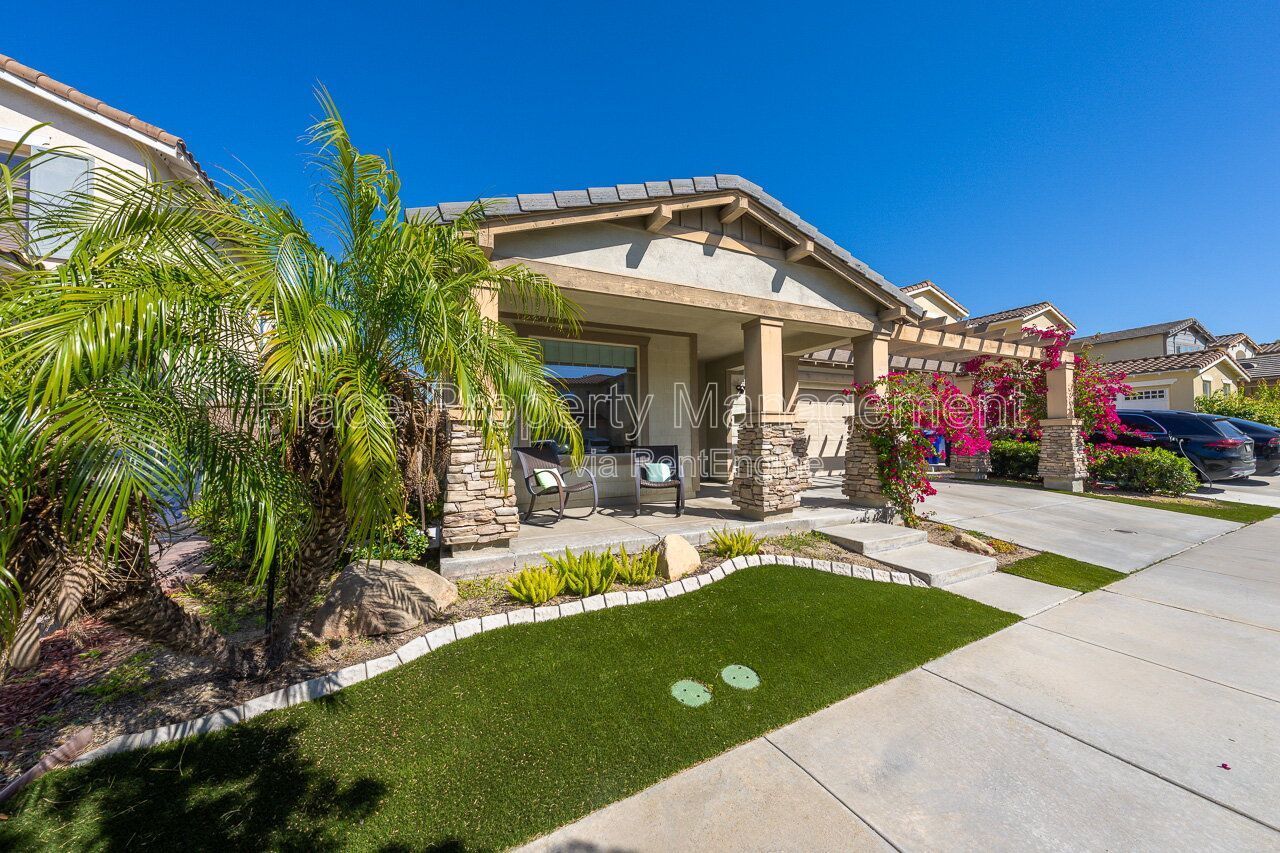 Spacious 5BR Home in Winding Walk with Mountain Views- Bottom floor bedroom property image