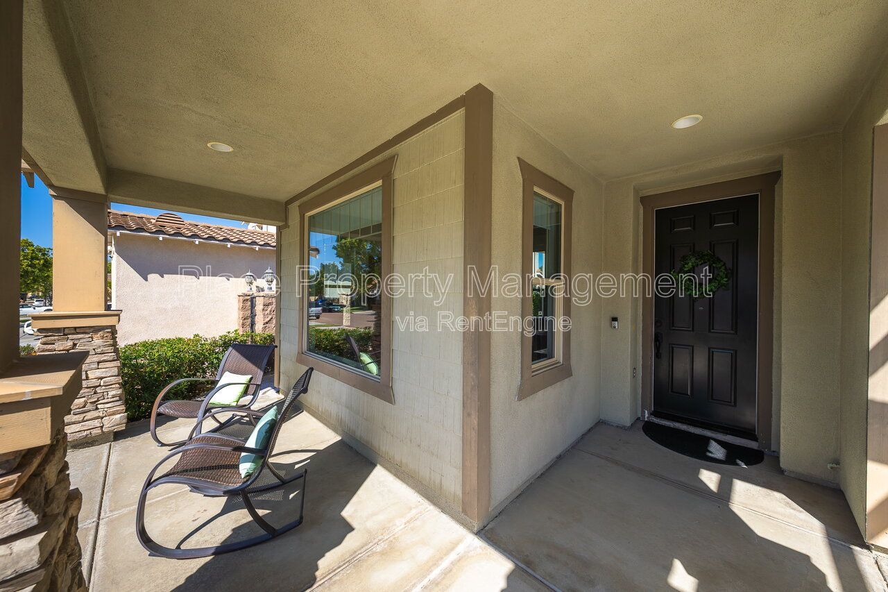 Spacious 5BR Home in Winding Walk with Mountain Views- Bottom floor bedroom property image