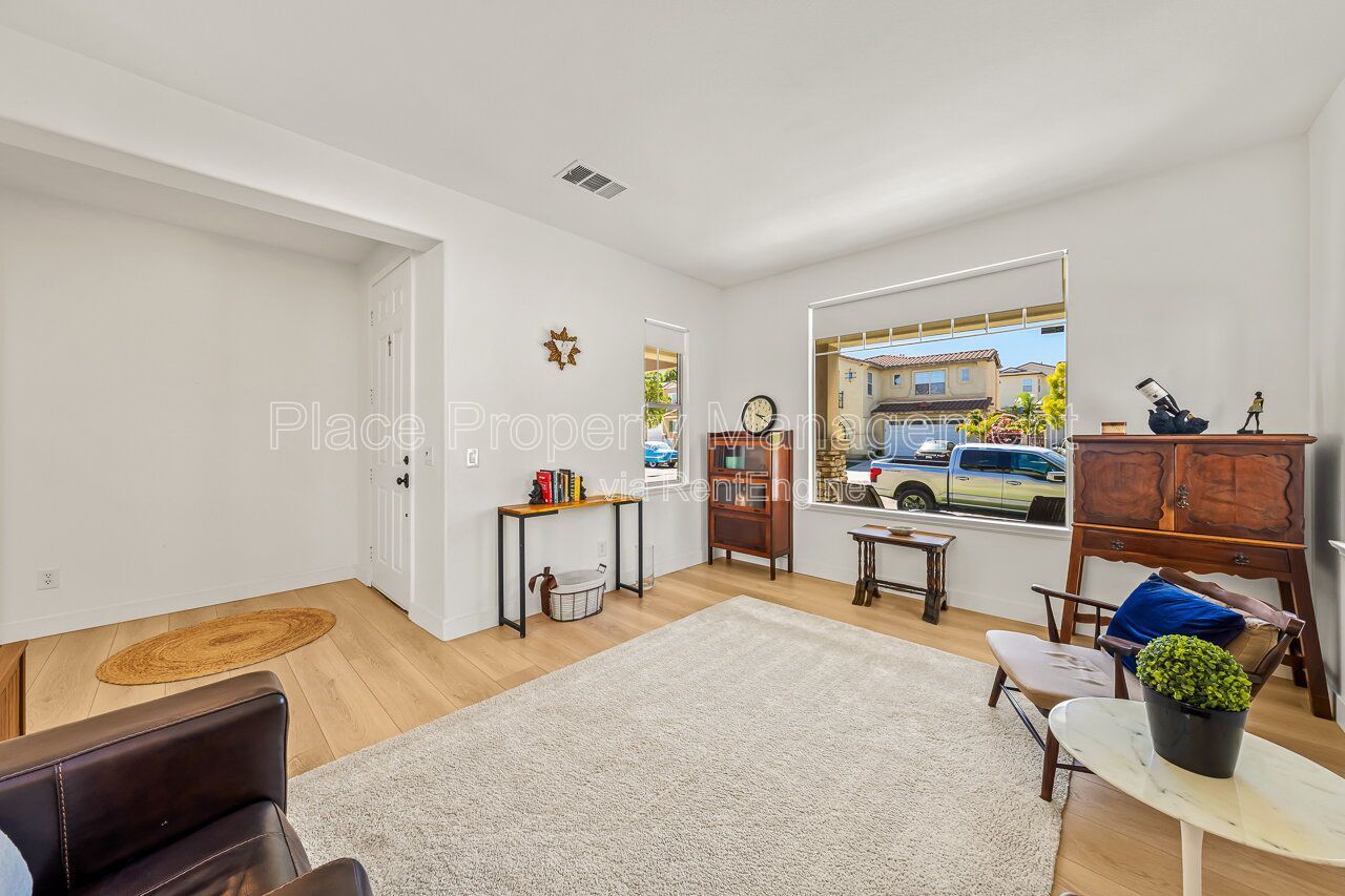 Spacious 5BR Home in Winding Walk with Mountain Views- Bottom floor bedroom property image