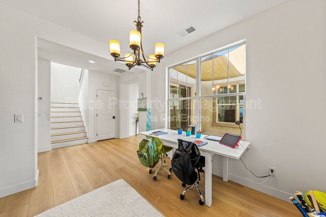 Spacious 5BR Home in Winding Walk with Mountain Views- Bottom floor bedroom property image