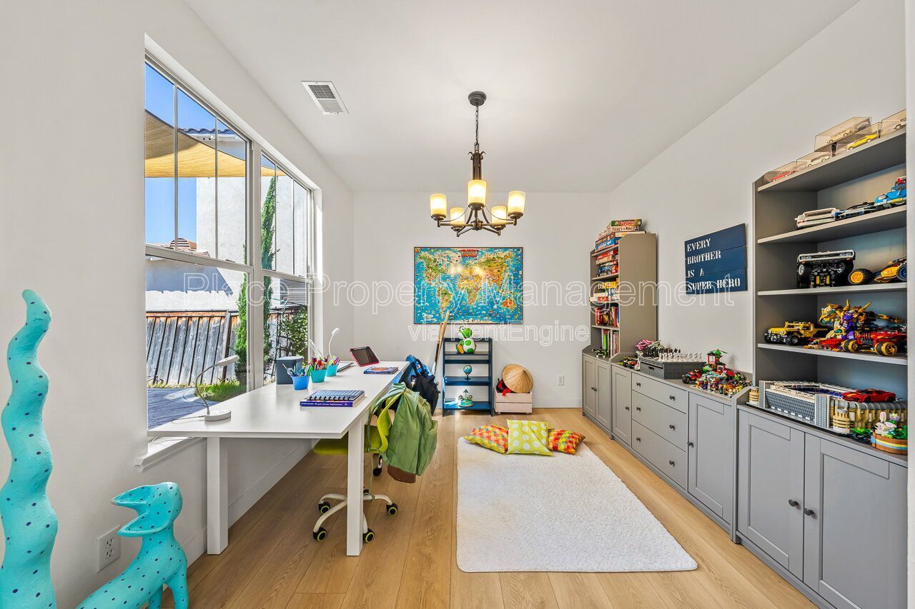 Spacious 5BR Home in Winding Walk with Mountain Views- Bottom floor bedroom property image