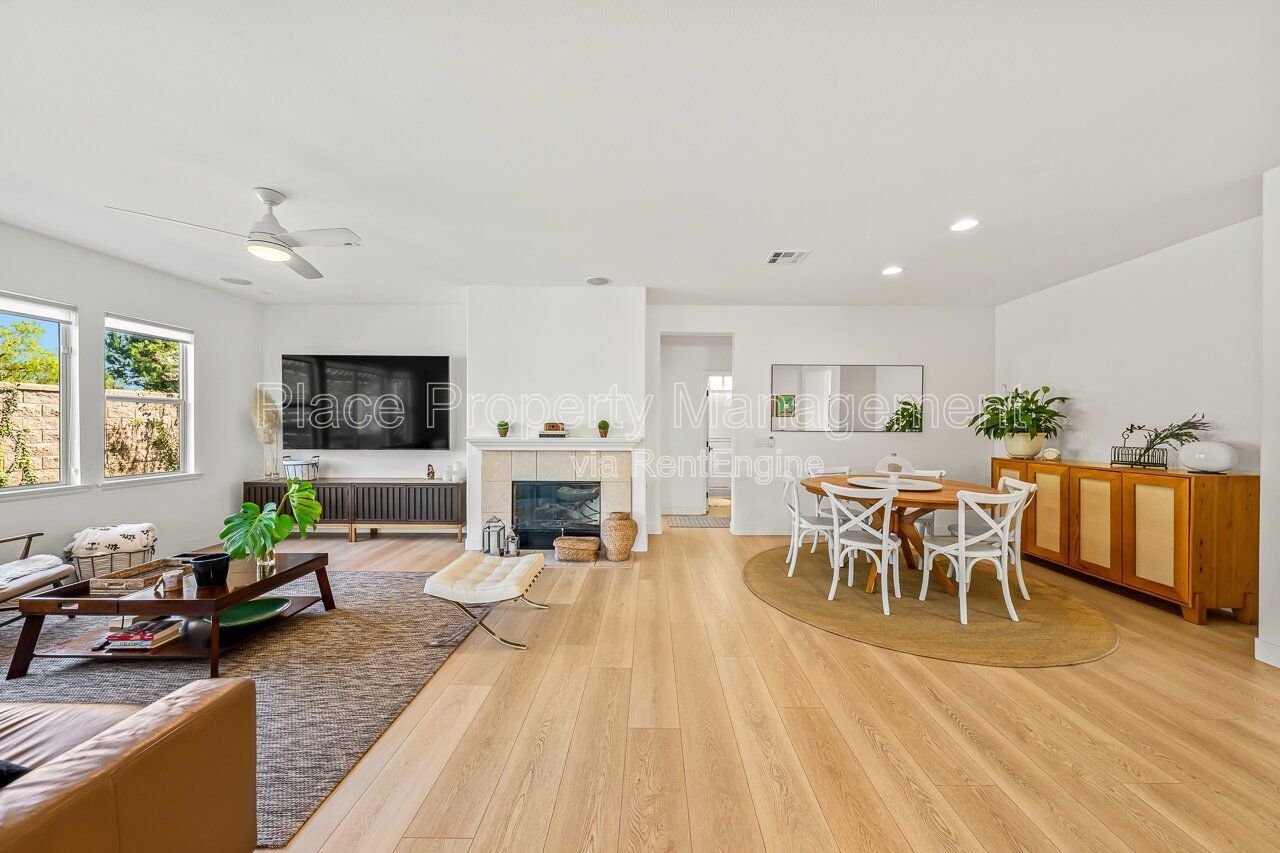 Spacious 5BR Home in Winding Walk with Mountain Views- Bottom floor bedroom property image