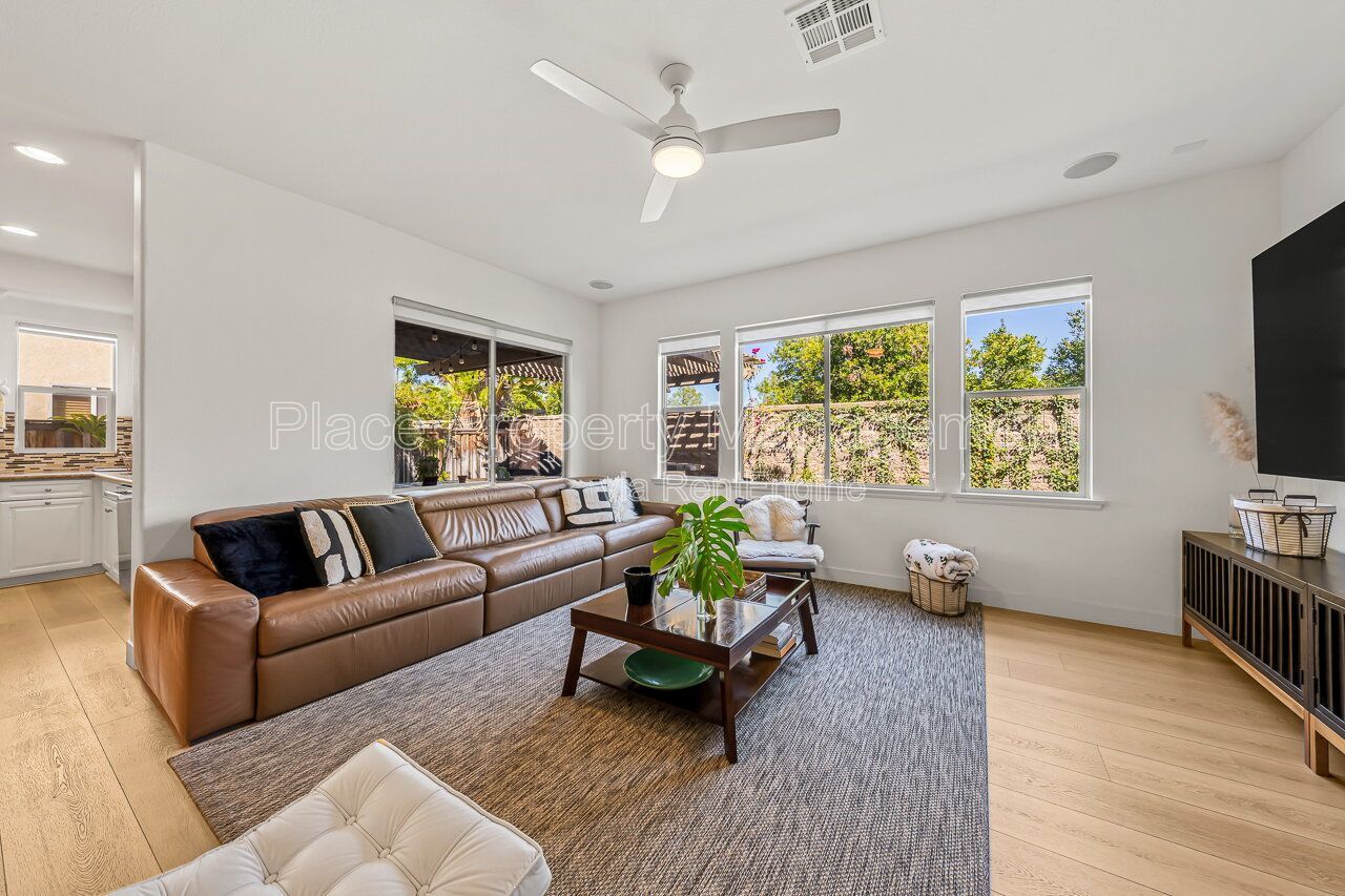 Spacious 5BR Home in Winding Walk with Mountain Views- Bottom floor bedroom property image