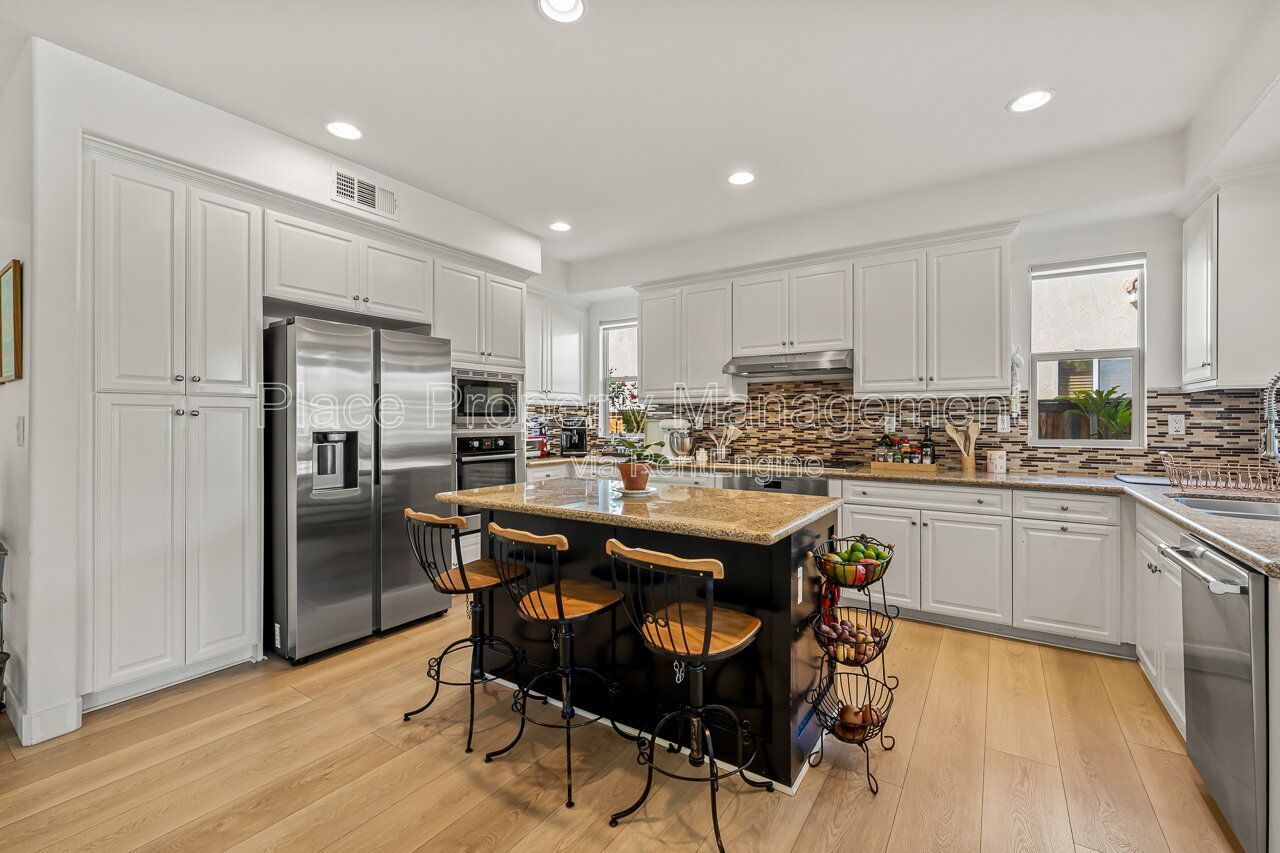 Spacious 5BR Home in Winding Walk with Mountain Views- Bottom floor bedroom property image