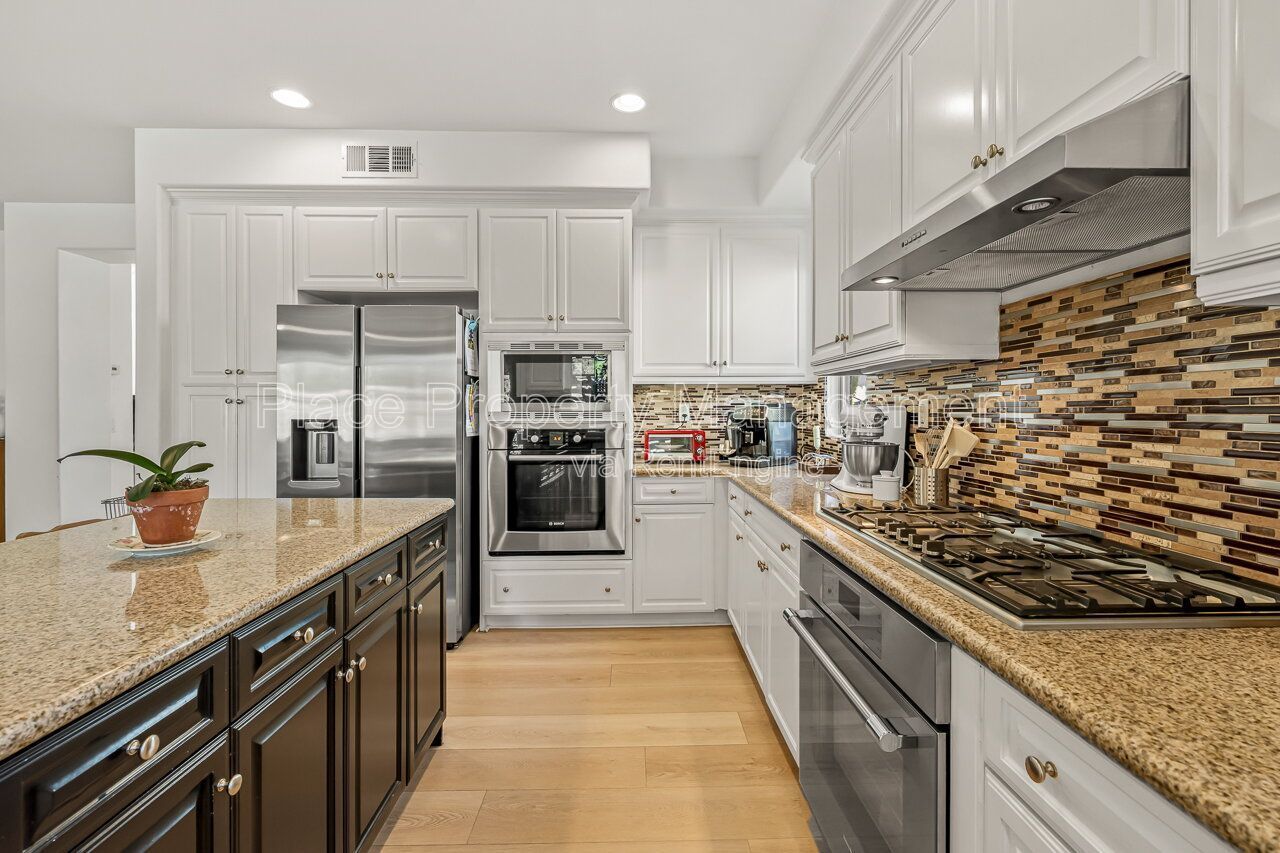 Spacious 5BR Home in Winding Walk with Mountain Views- Bottom floor bedroom property image