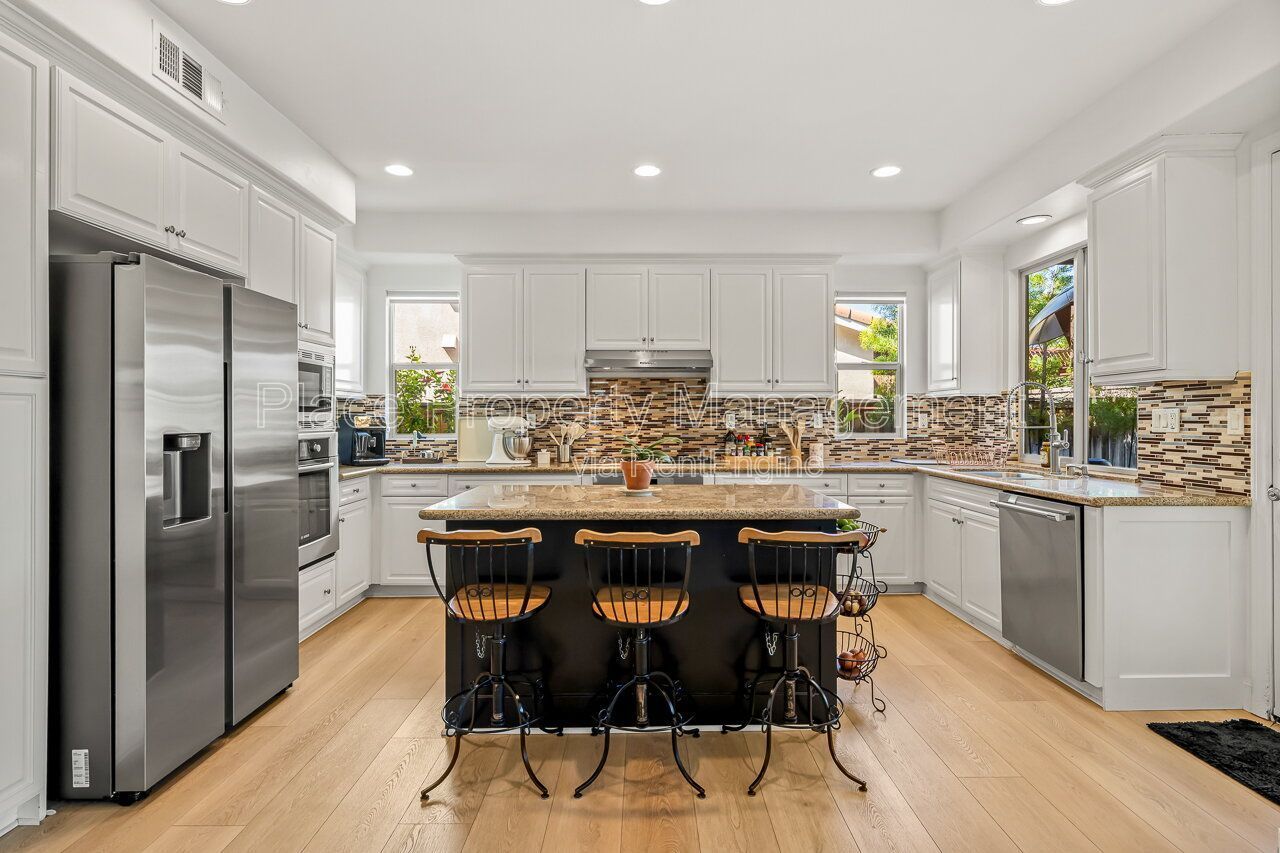 Spacious 5BR Home in Winding Walk with Mountain Views- Bottom floor bedroom property image