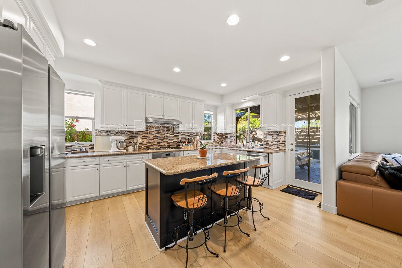 Spacious 5BR Home in Winding Walk with Mountain Views- Bottom floor bedroom property image