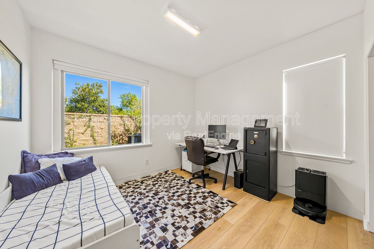 Spacious 5BR Home in Winding Walk with Mountain Views- Bottom floor bedroom property image