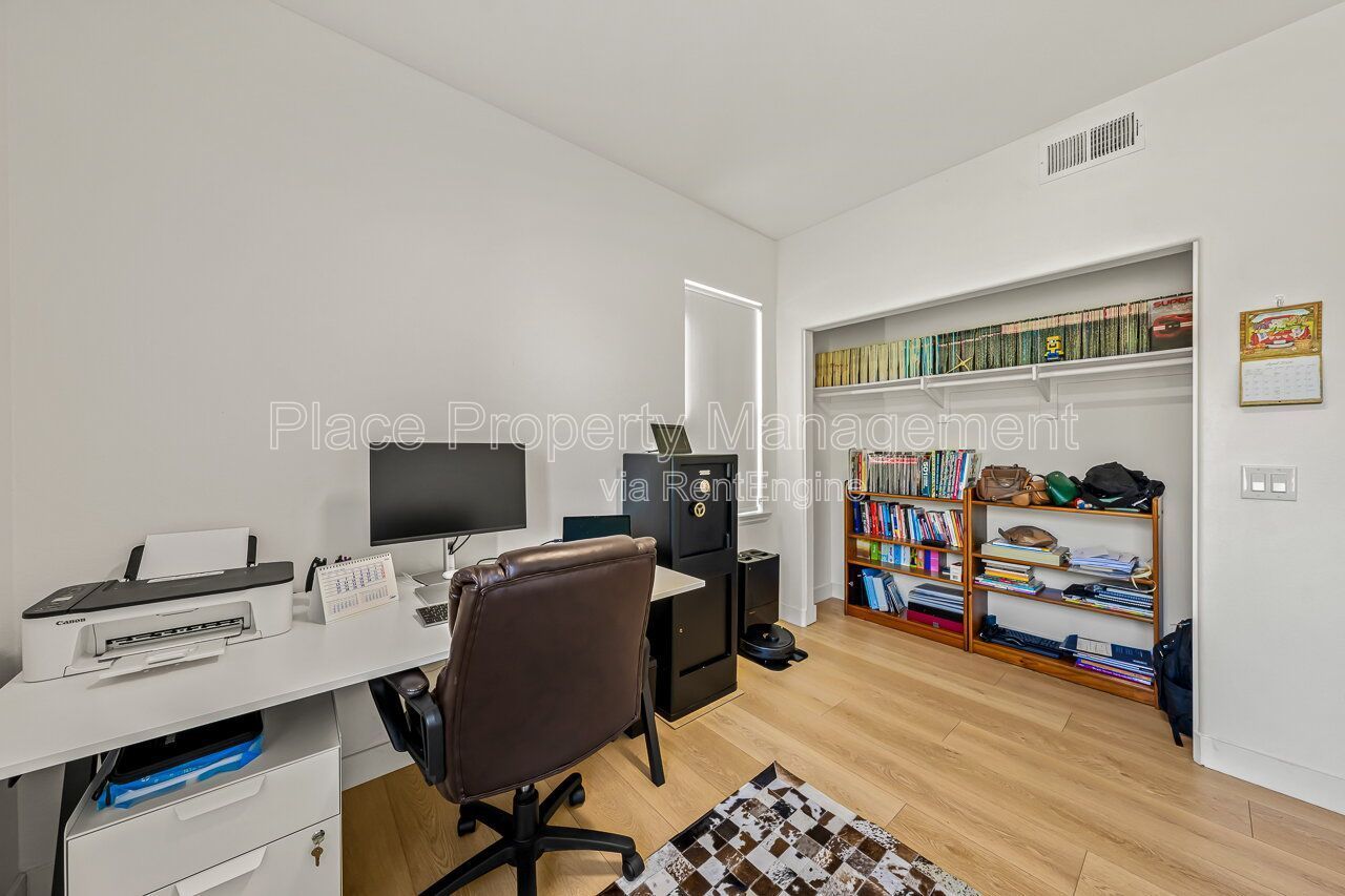 Spacious 5BR Home in Winding Walk with Mountain Views- Bottom floor bedroom property image