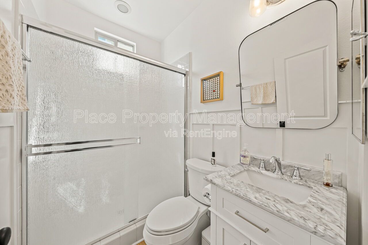 Spacious 5BR Home in Winding Walk with Mountain Views- Bottom floor bedroom property image
