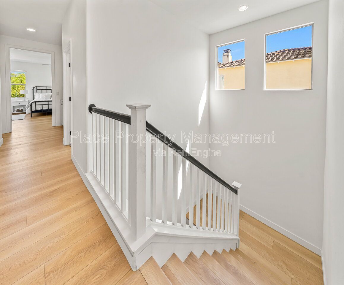 Spacious 5BR Home in Winding Walk with Mountain Views- Bottom floor bedroom property image