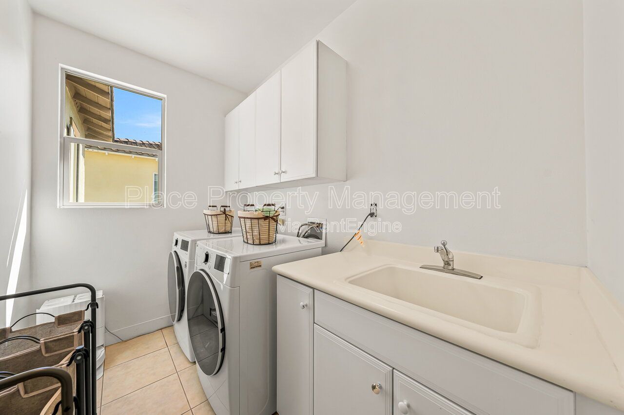 Spacious 5BR Home in Winding Walk with Mountain Views- Bottom floor bedroom property image