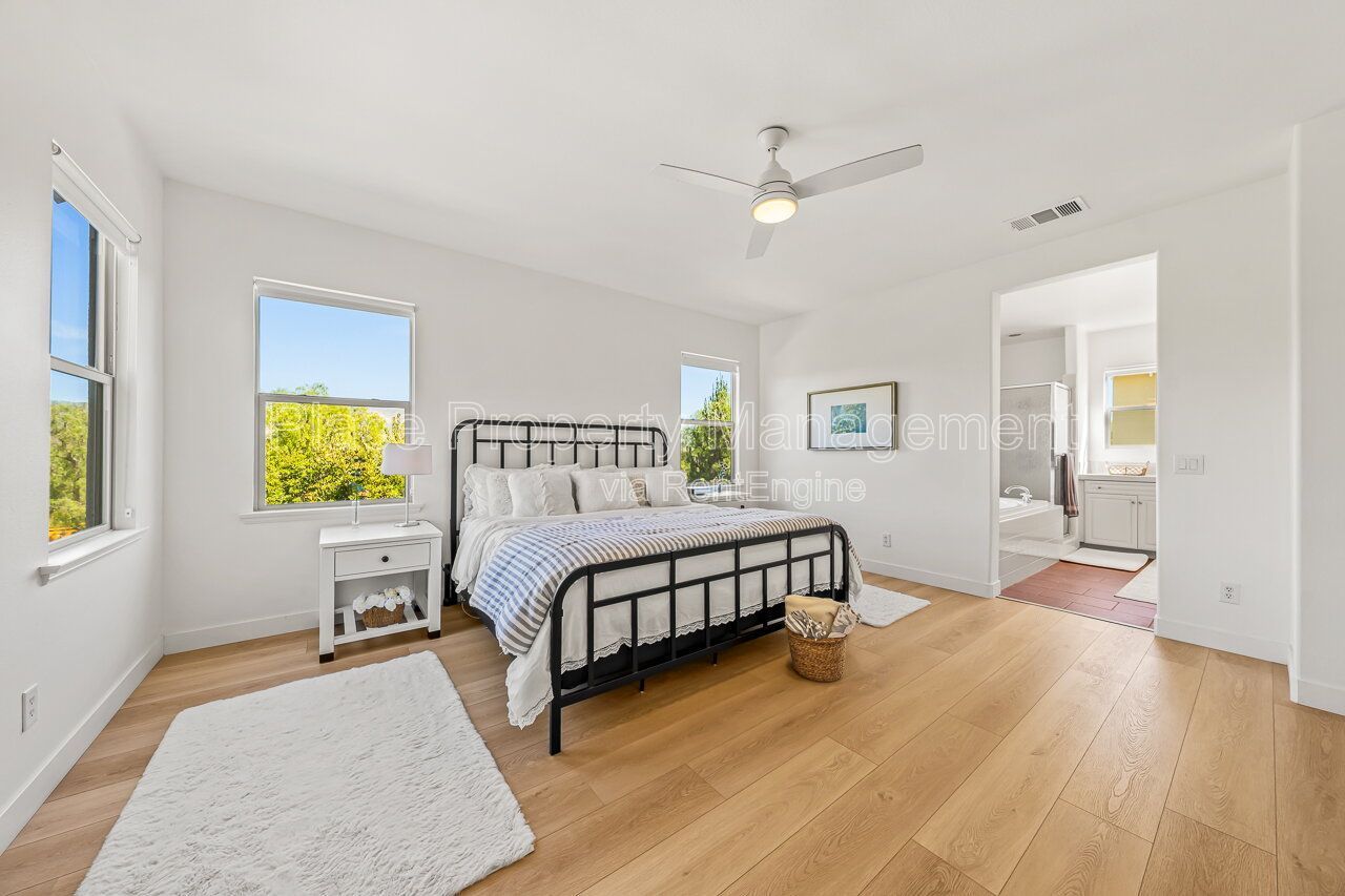 Spacious 5BR Home in Winding Walk with Mountain Views- Bottom floor bedroom property image
