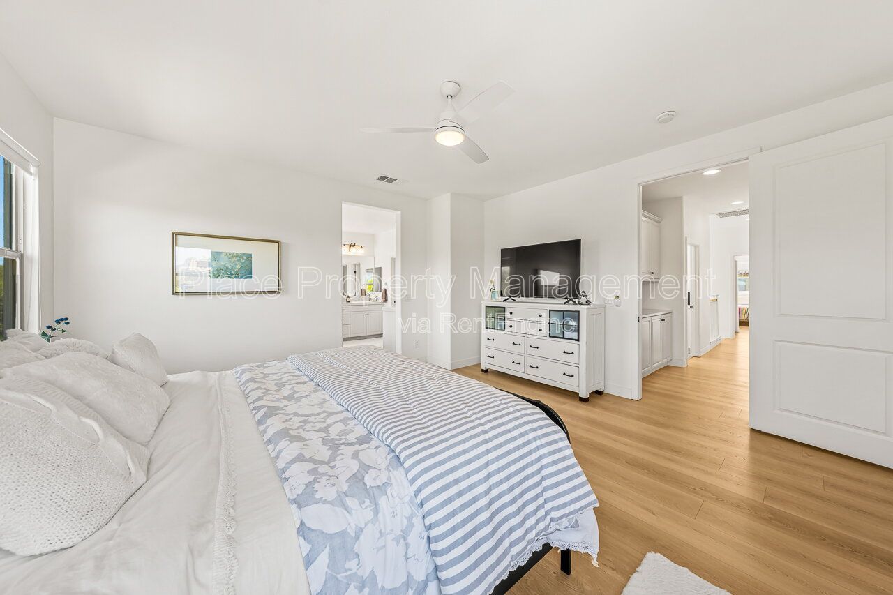 Spacious 5BR Home in Winding Walk with Mountain Views- Bottom floor bedroom property image