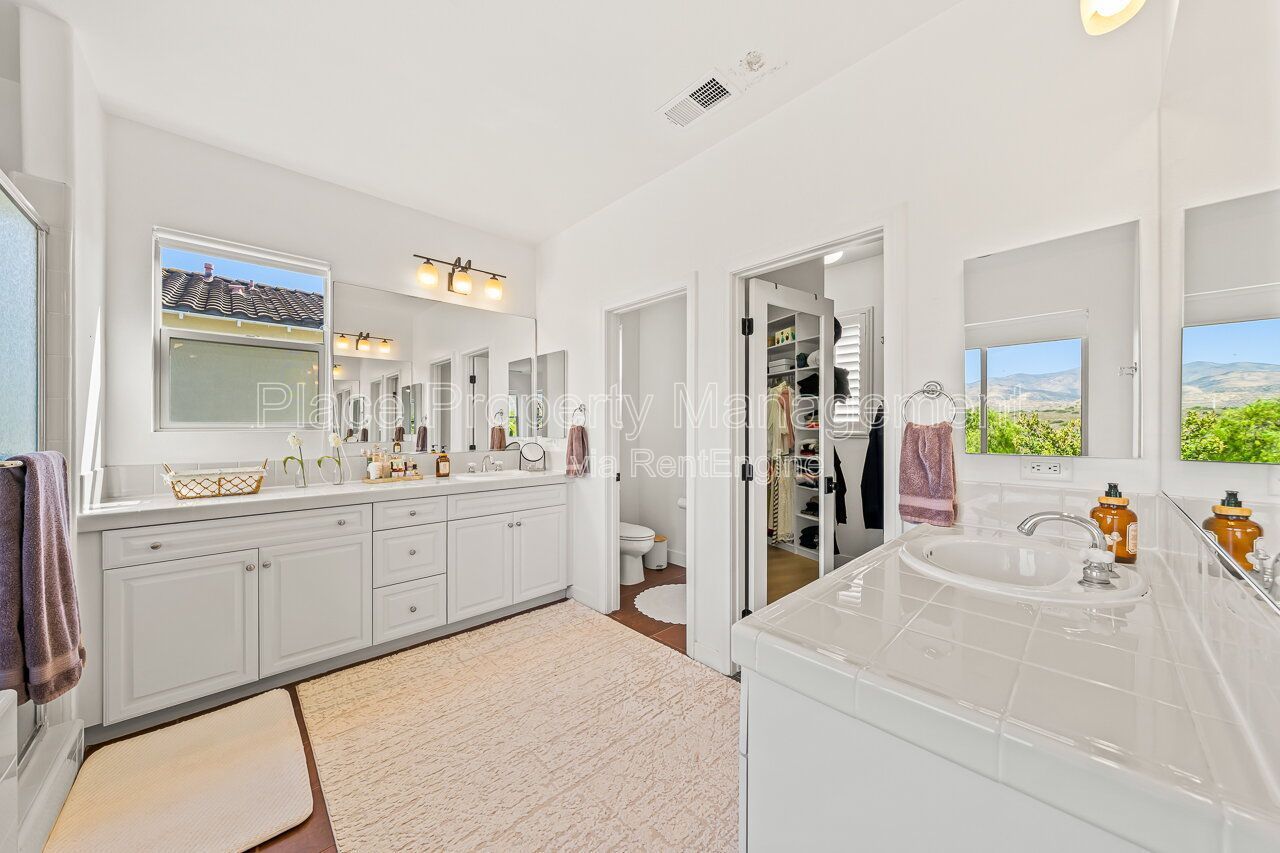 Spacious 5BR Home in Winding Walk with Mountain Views- Bottom floor bedroom property image
