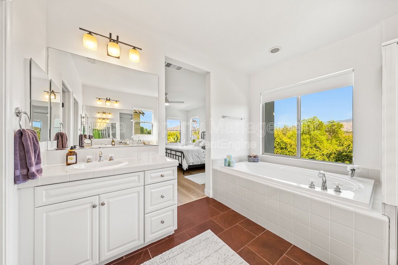 Spacious 5BR Home in Winding Walk with Mountain Views- Bottom floor bedroom property image