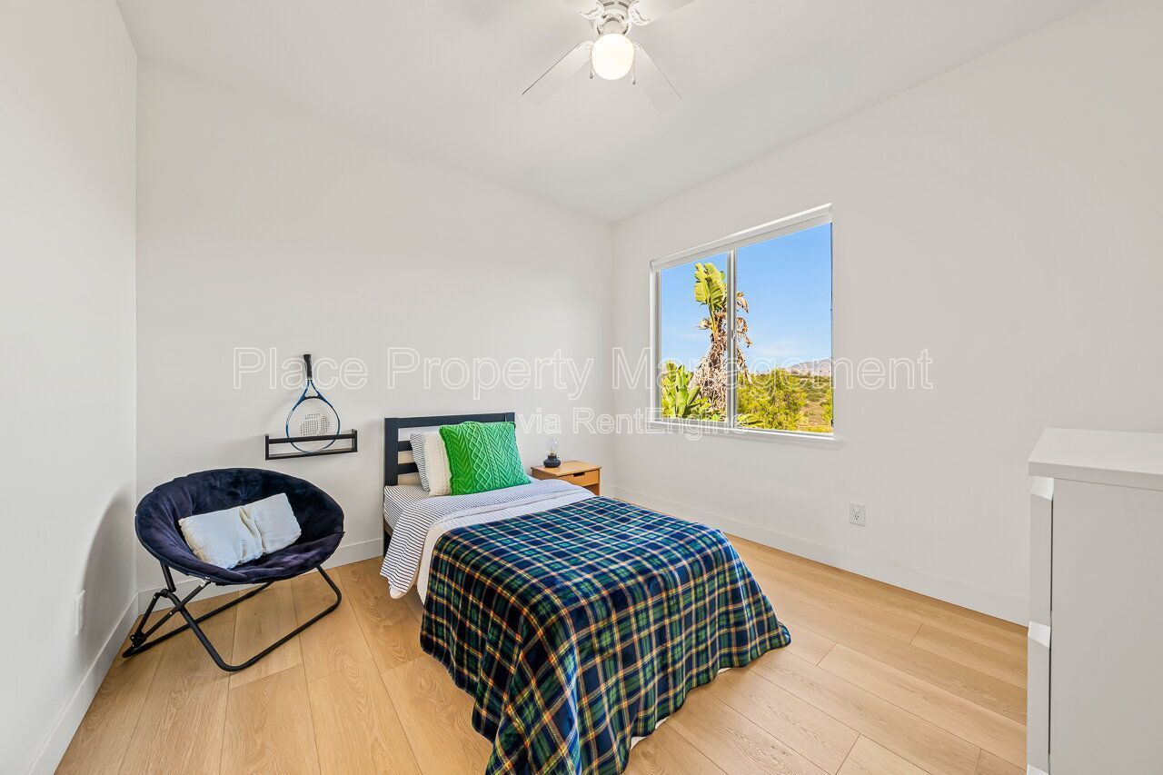 Spacious 5BR Home in Winding Walk with Mountain Views- Bottom floor bedroom property image