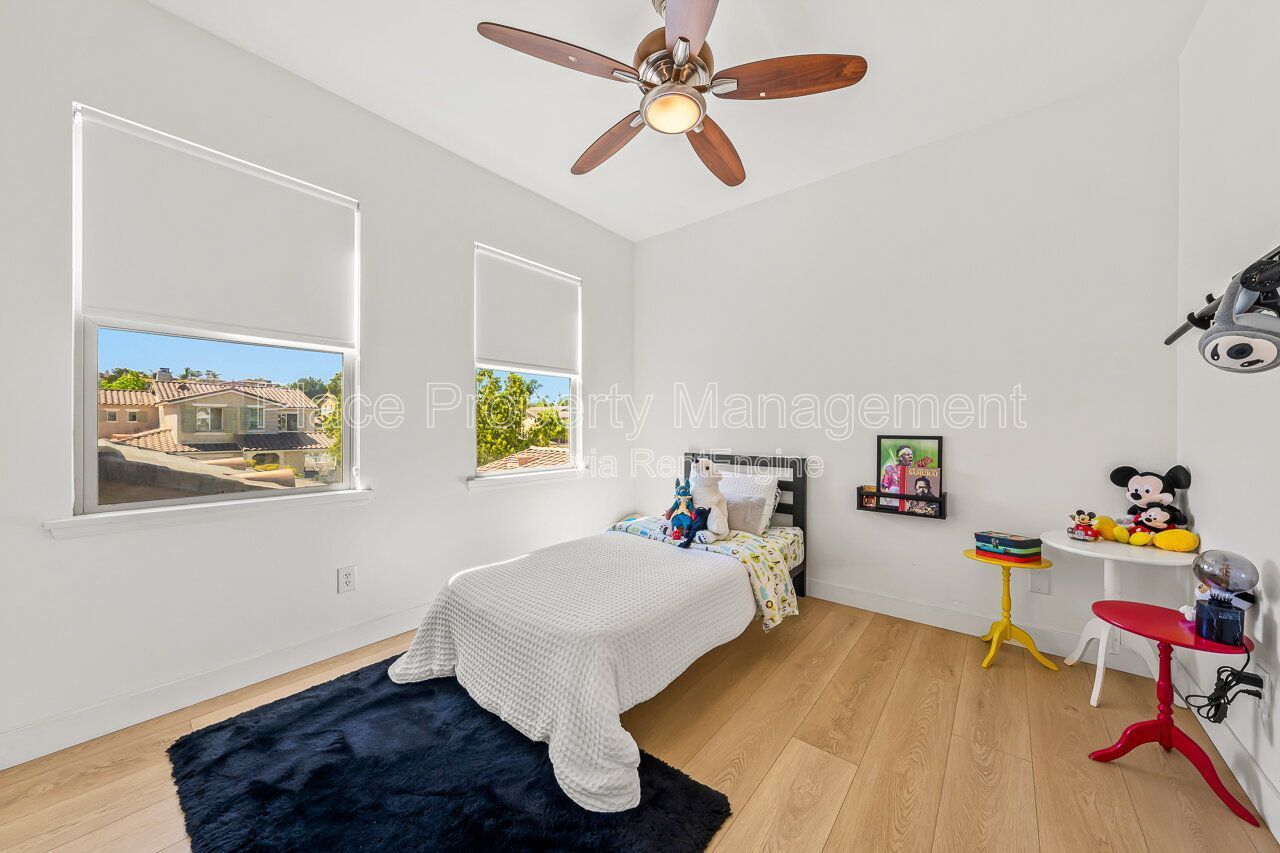 Spacious 5BR Home in Winding Walk with Mountain Views- Bottom floor bedroom property image