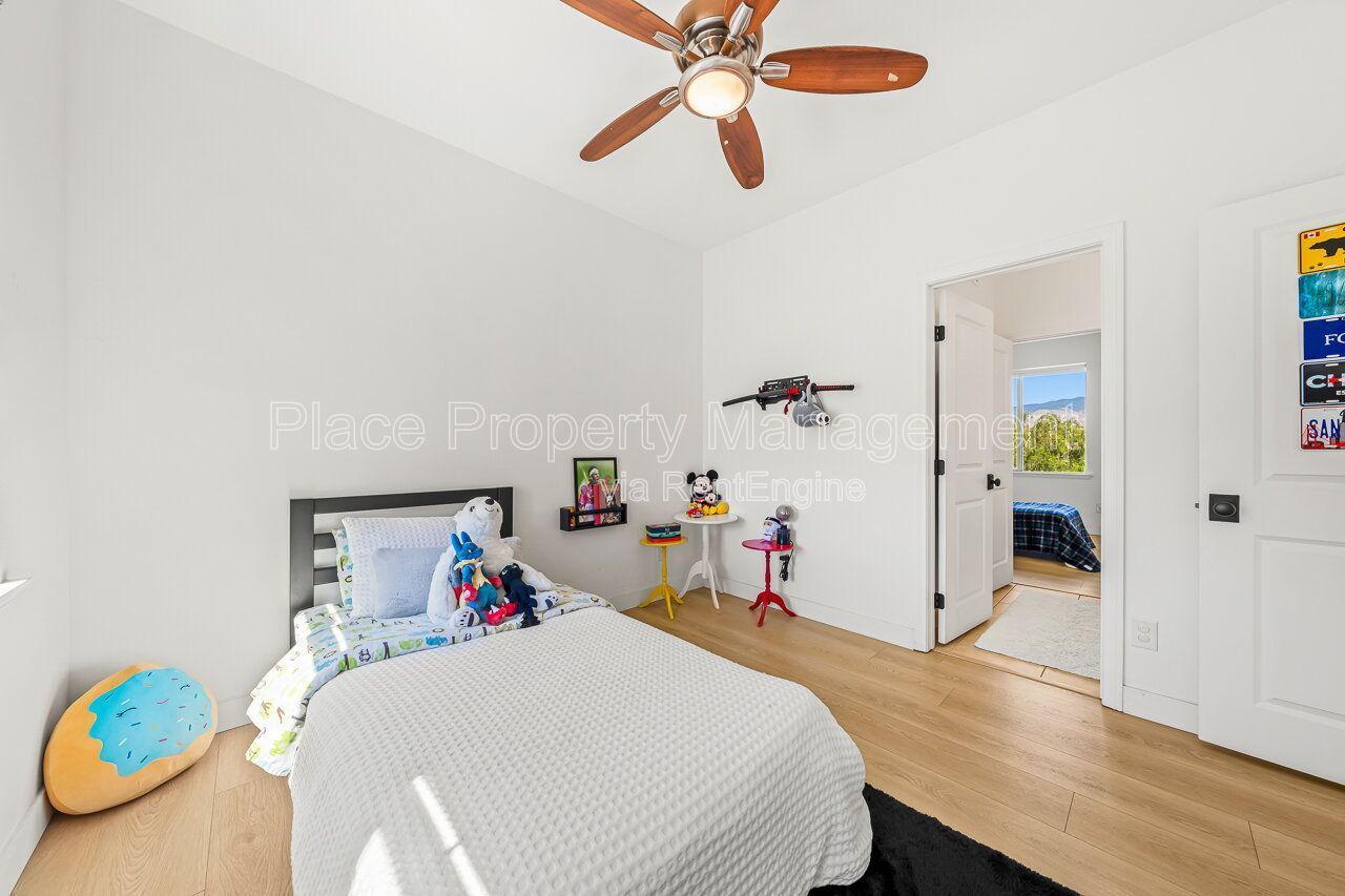 Spacious 5BR Home in Winding Walk with Mountain Views- Bottom floor bedroom property image