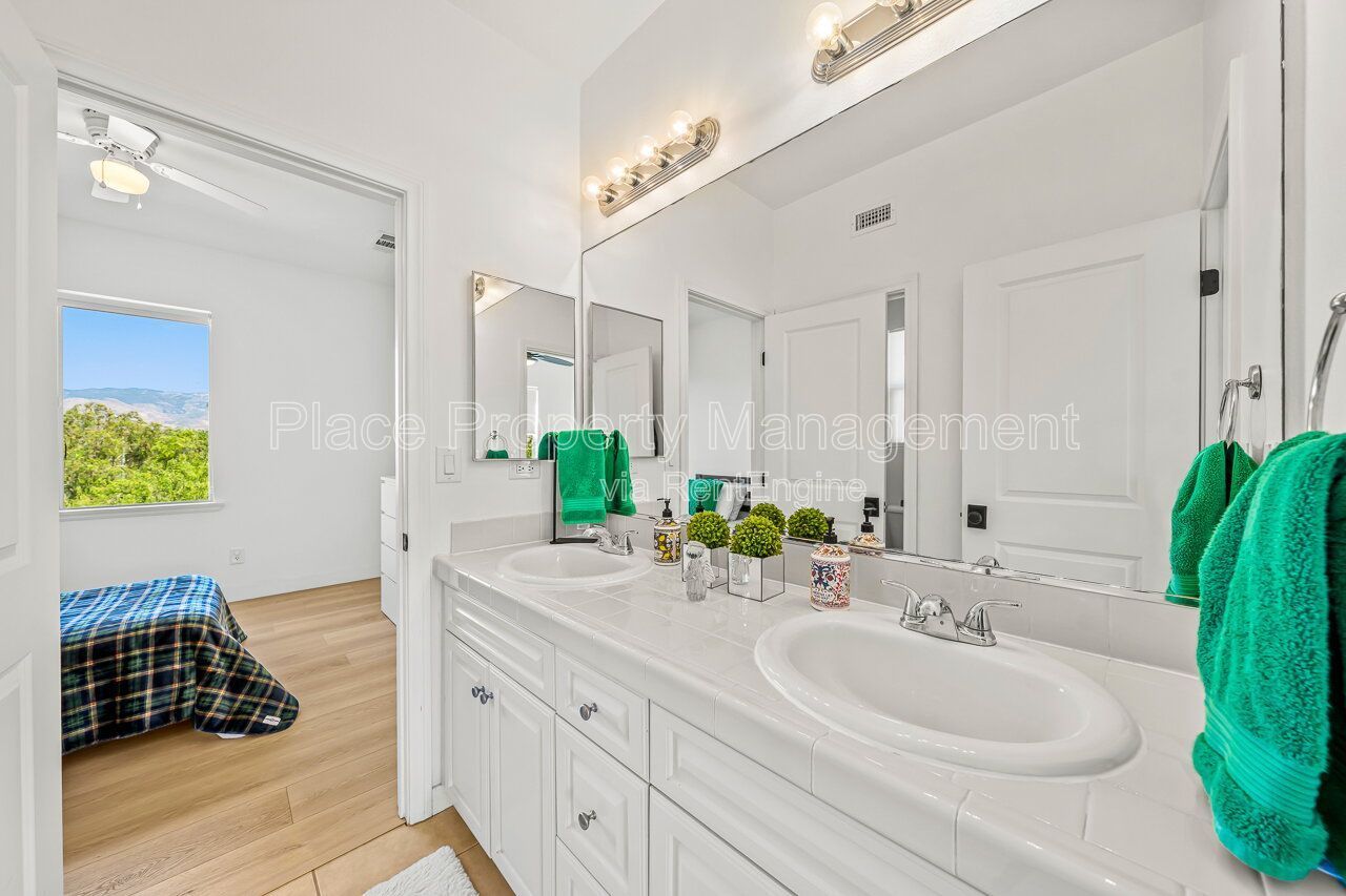 Spacious 5BR Home in Winding Walk with Mountain Views- Bottom floor bedroom property image