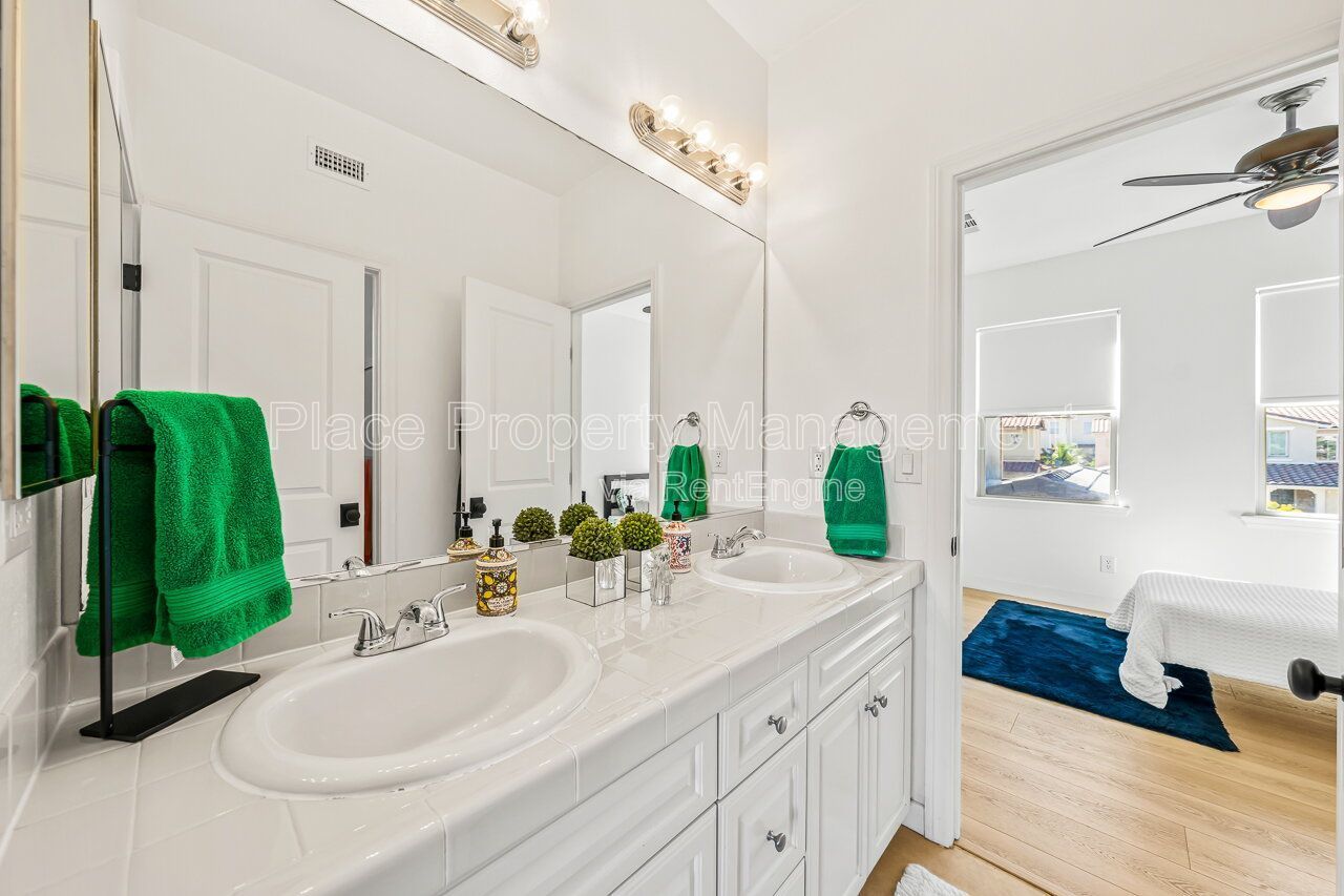 Spacious 5BR Home in Winding Walk with Mountain Views- Bottom floor bedroom property image