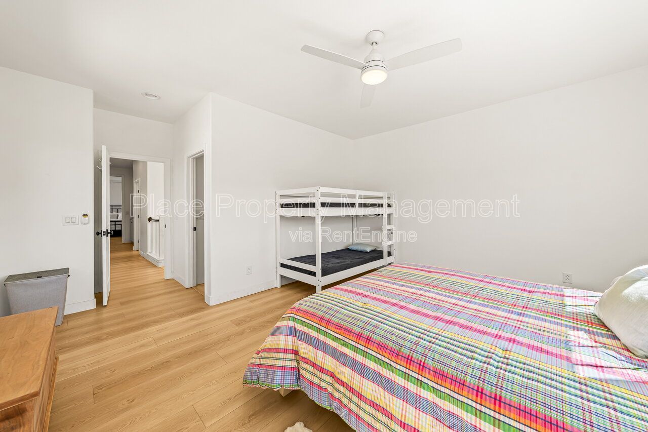 Spacious 5BR Home in Winding Walk with Mountain Views- Bottom floor bedroom property image