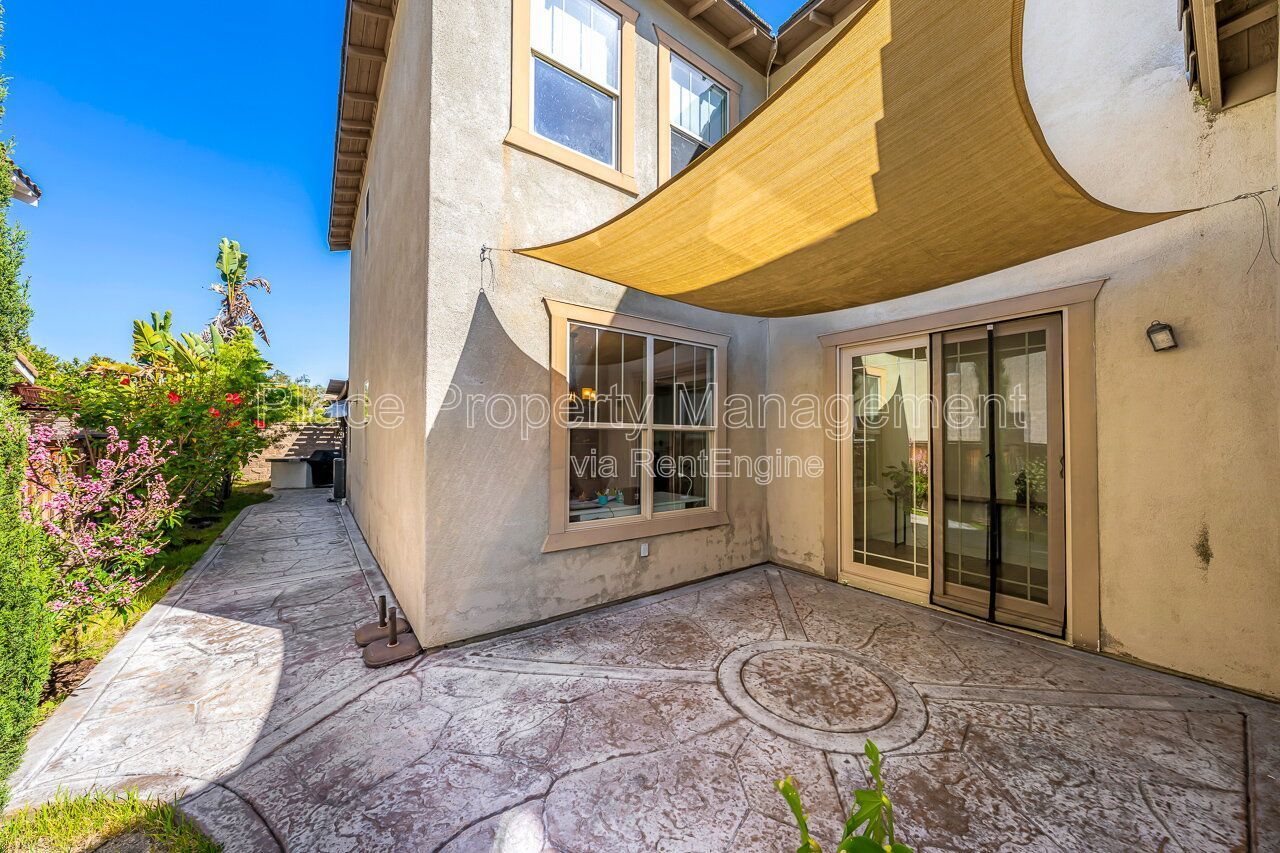 Spacious 5BR Home in Winding Walk with Mountain Views- Bottom floor bedroom property image