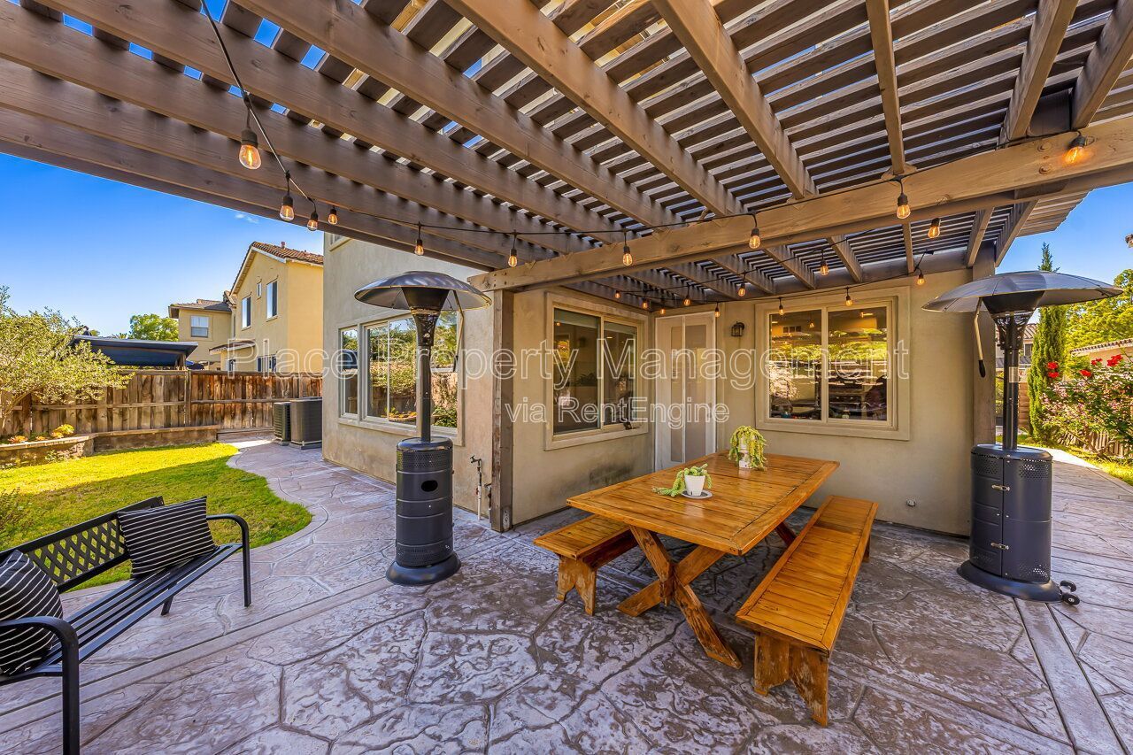 Spacious 5BR Home in Winding Walk with Mountain Views- Bottom floor bedroom property image
