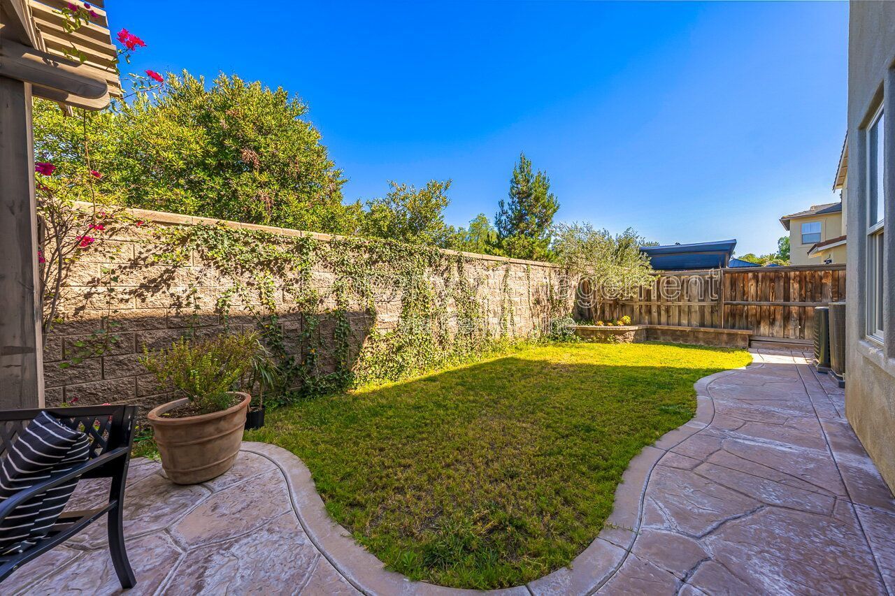 Spacious 5BR Home in Winding Walk with Mountain Views- Bottom floor bedroom property image