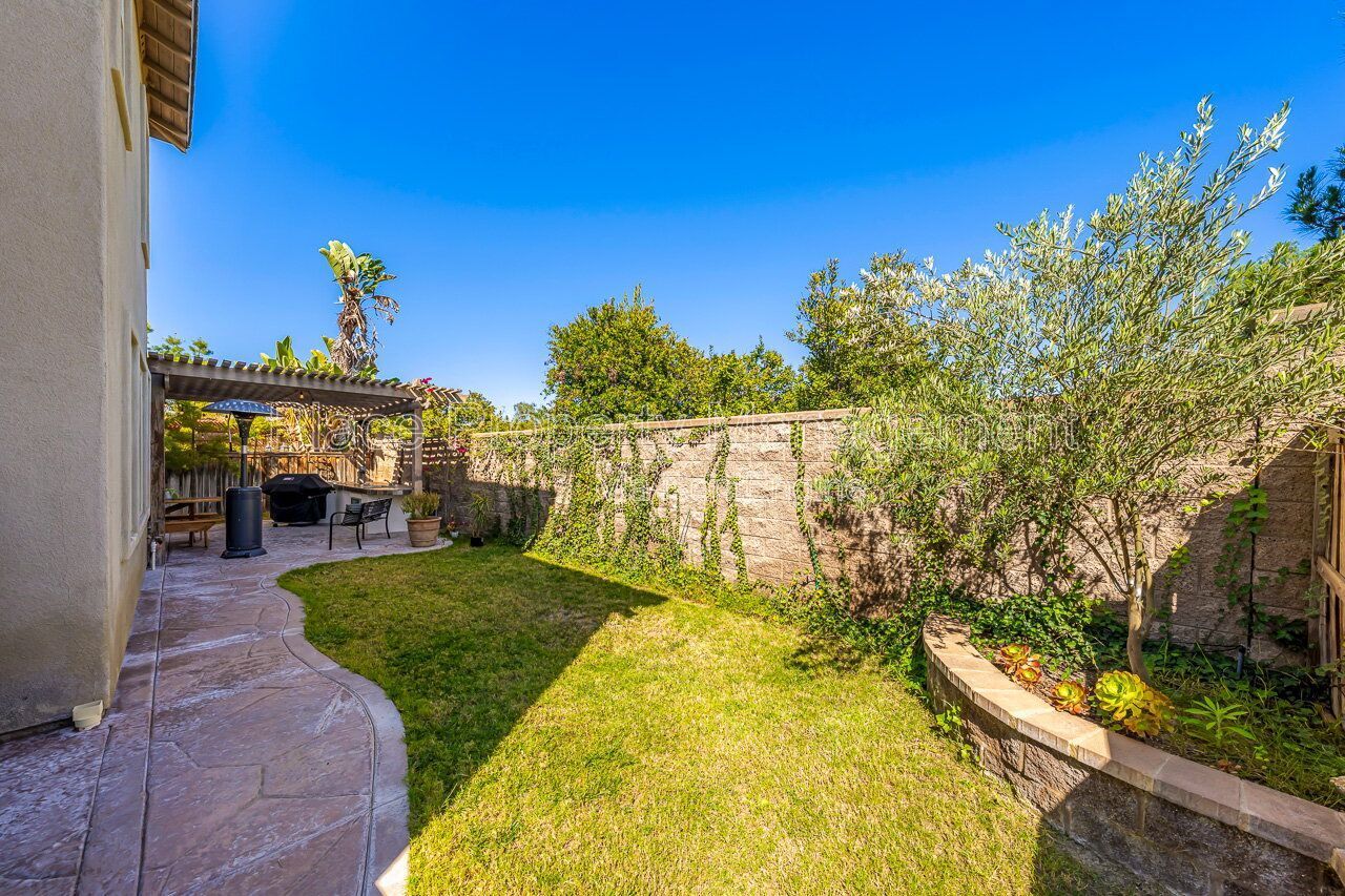 Spacious 5BR Home in Winding Walk with Mountain Views- Bottom floor bedroom property image